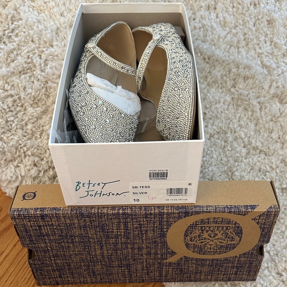 Betsey Johnson Glittering Cream/Silver Flats - Picture 4 of 4